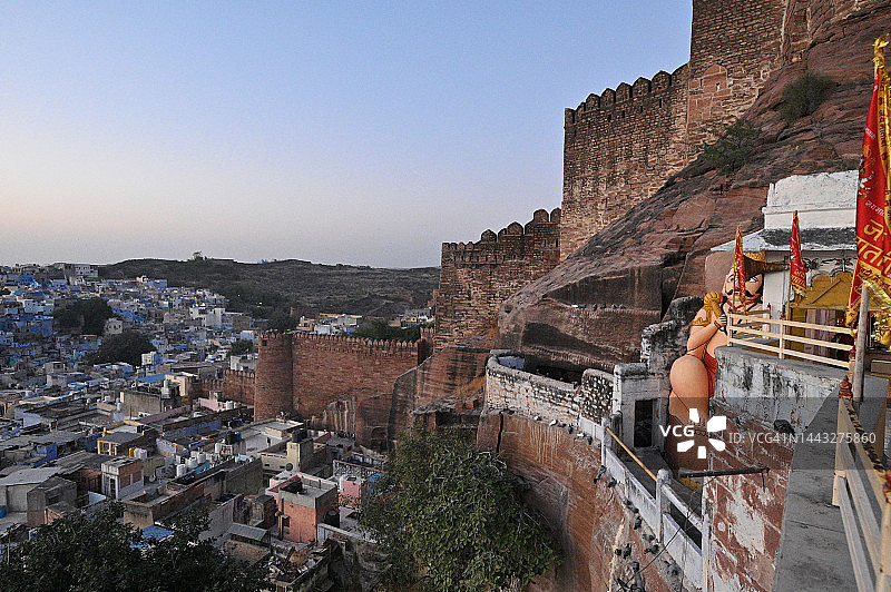 梅兰加尔堡哈奴曼神庙侧视图，焦特布尔城市景观图片素材