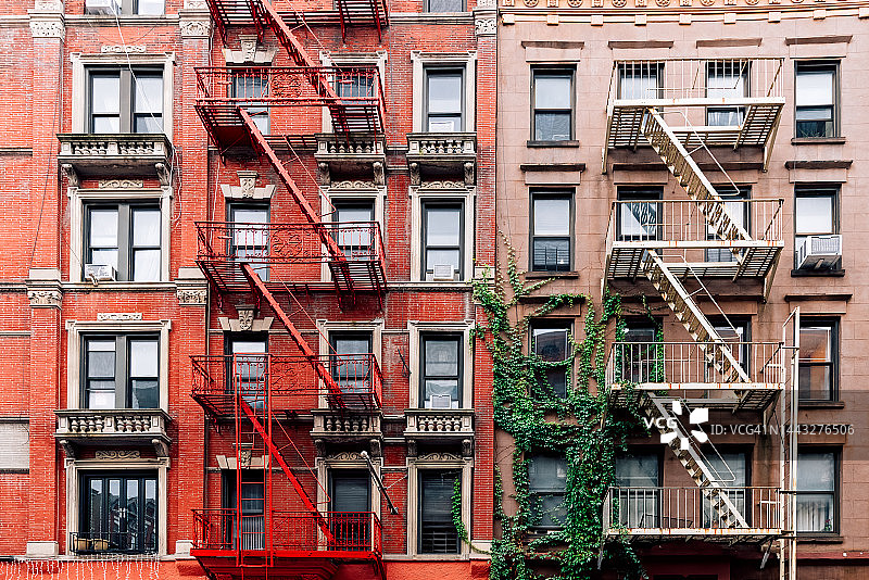 美国纽约市的消防梯公寓楼图片素材