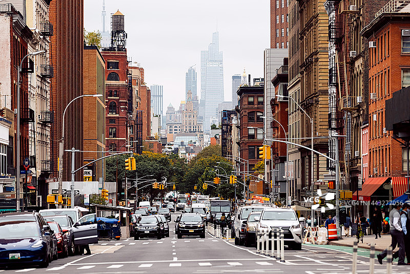 美国纽约曼哈顿下城百老汇的繁忙交通图片素材