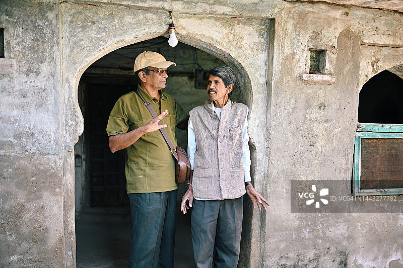 年长的游客在拉贾斯坦邦与当地导游交谈图片素材