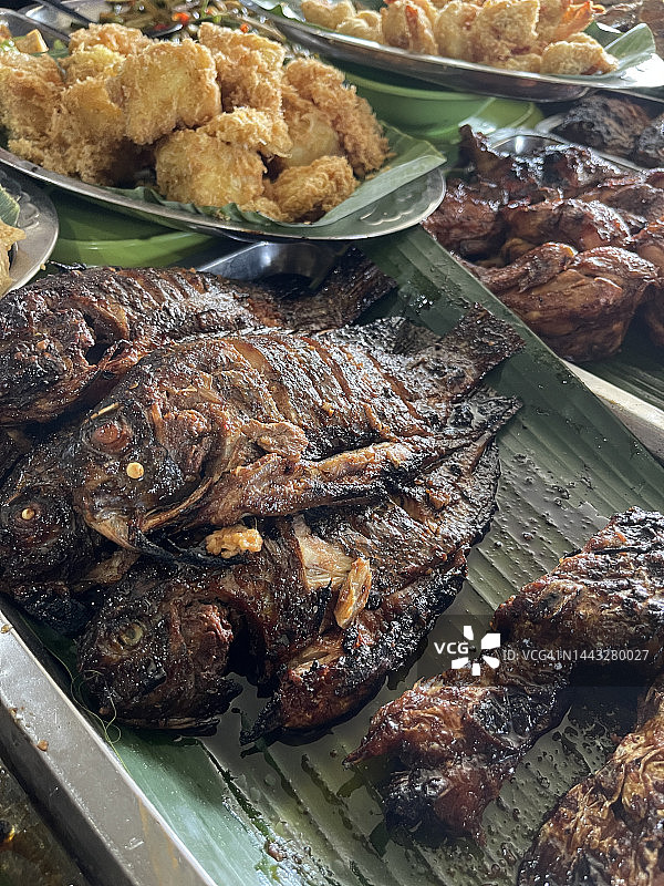 来自印度尼西亚婆罗洲的河鱼美食图片素材