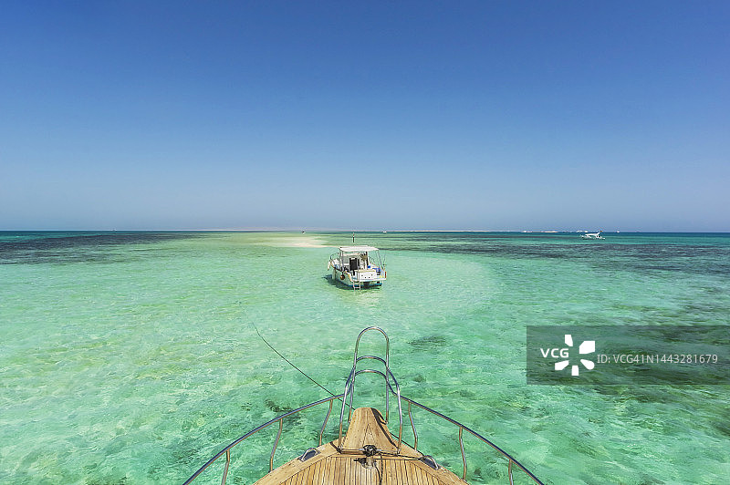 埃及红海洪加达游船所见的碧绿海水图片素材
