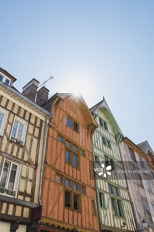 法国大东部特鲁瓦历史悠久的半木结构排屋阳光普照图片素材