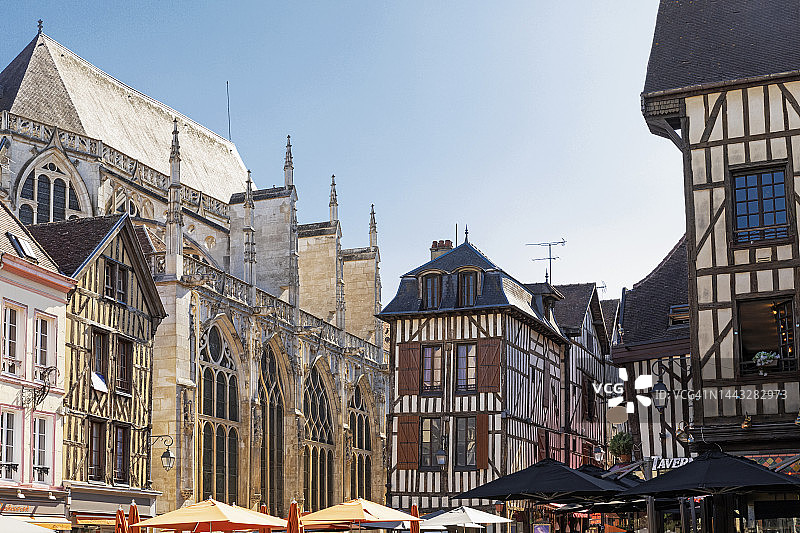 法国 Grand Est 特鲁瓦 Eglise Saint-Jean-au-Marche 教堂和周围的半 timber 结构房屋图片素材