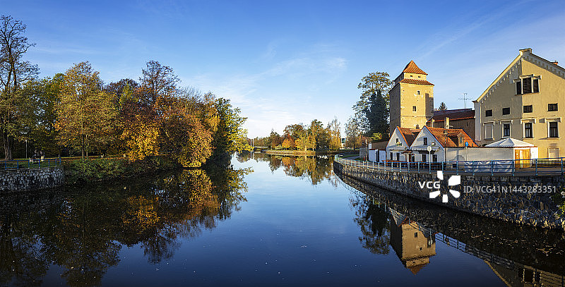 捷克共和国南波西米亚地区：穿过城市Malse河的秋季全景图片素材