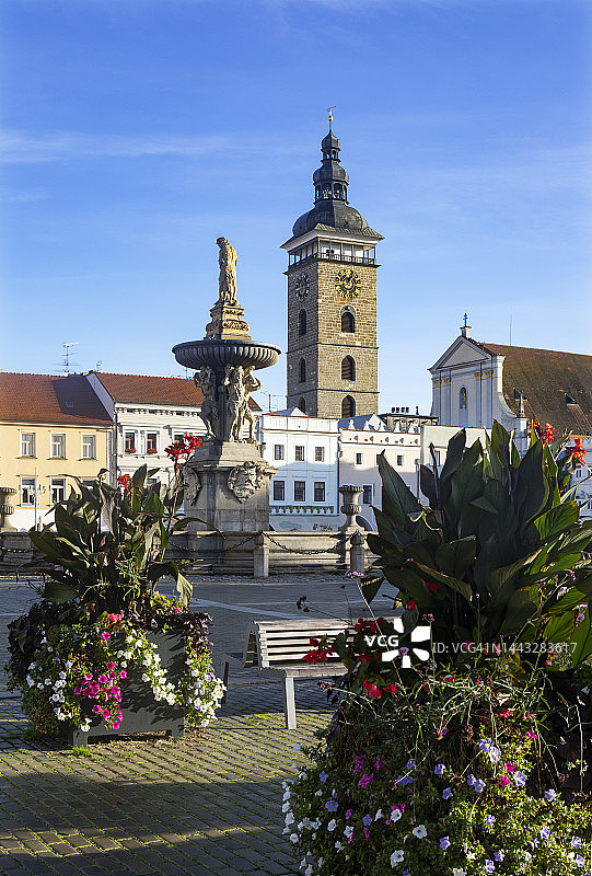 捷克共和国，南波西米亚州，切斯克布杰约维采，普热米斯尔·奥塔卡二世广场上的参孙喷泉，背景是黑塔图片素材