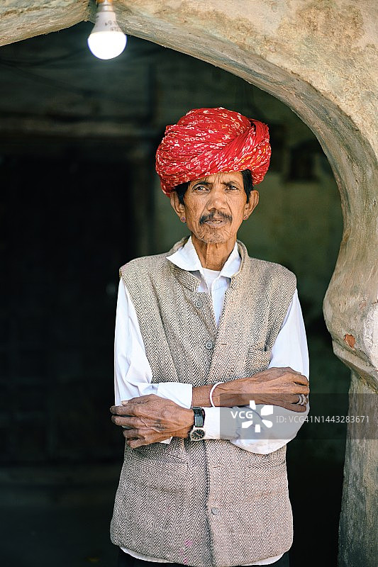 拉贾斯坦邦老年男子肖像，身穿尼赫鲁夹克和红色头巾图片素材