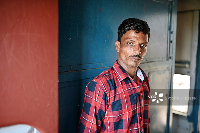 火车上的男人肖像图片素材