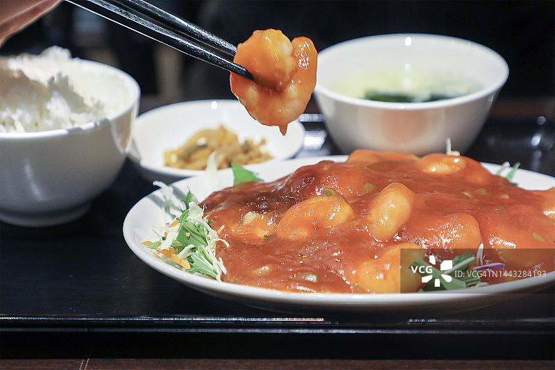 日式午餐：麻辣虾球套餐图片素材