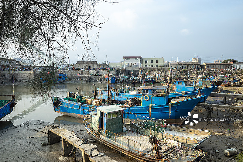 码头停靠的渔船图片素材