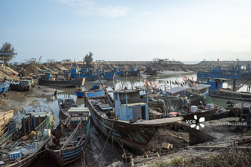 码头停靠的渔船图片素材