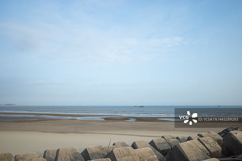 站在堤岸上眺望大海图片素材