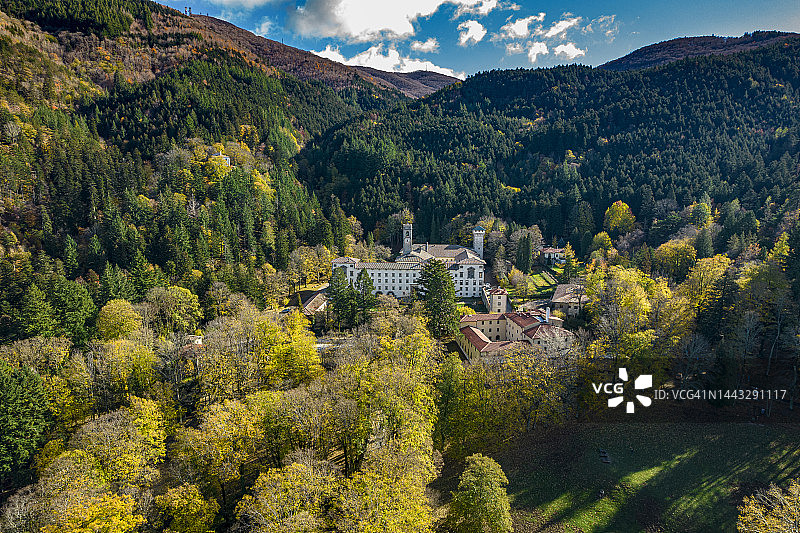 瓦隆布罗萨修道院无人机航拍图片素材