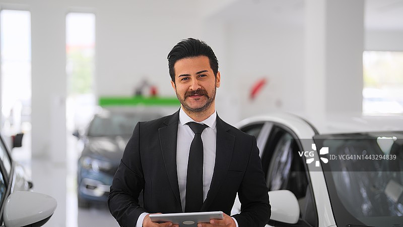 在汽车经销店工作的商人肖像图片素材