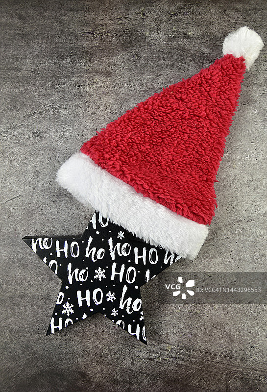 带有圣诞老人帽的圣诞装饰星星图片素材