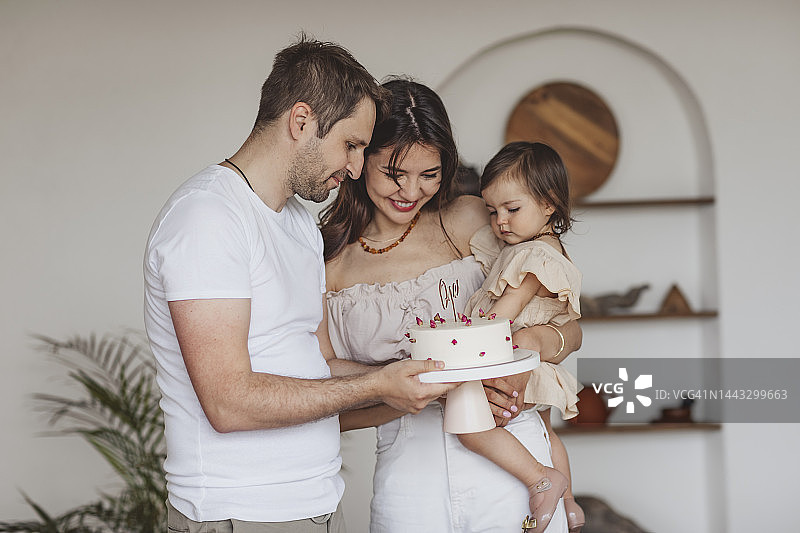 父母和女儿在家庆祝生日图片素材