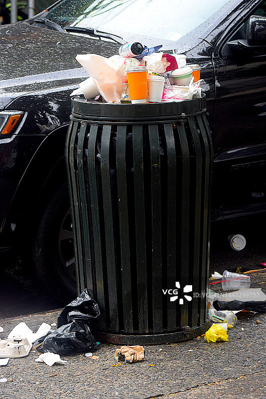 曼哈顿溢出的垃圾箱图片素材