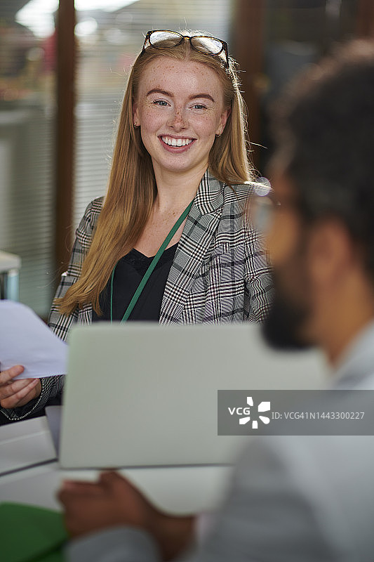 快乐的年轻商科毕业生图片素材