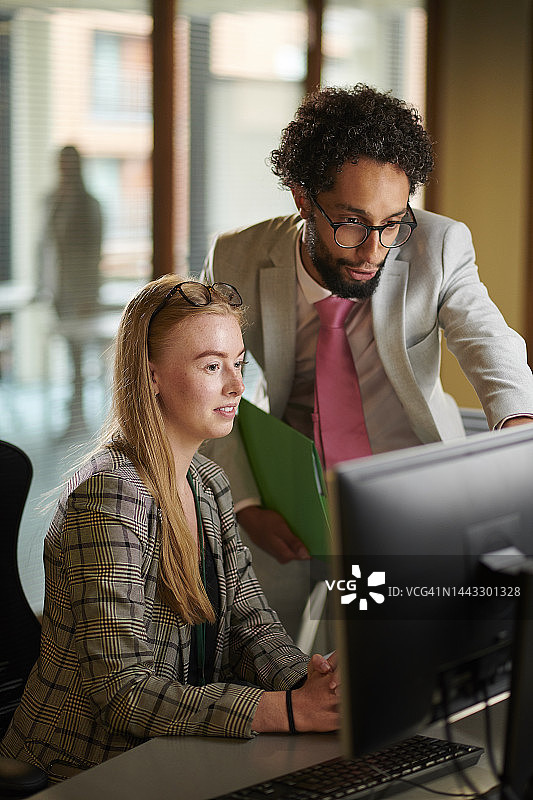 年轻的商科毕业生与导师图片素材