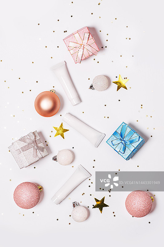 圣诞树形状的圣诞物品和美容化妆品图片素材