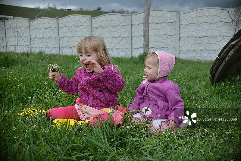 在院子里呼吸新鲜空气的姐妹图片素材