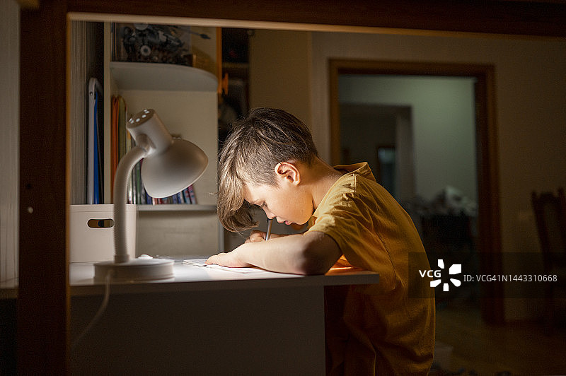 学生在家中台灯下学习图片素材