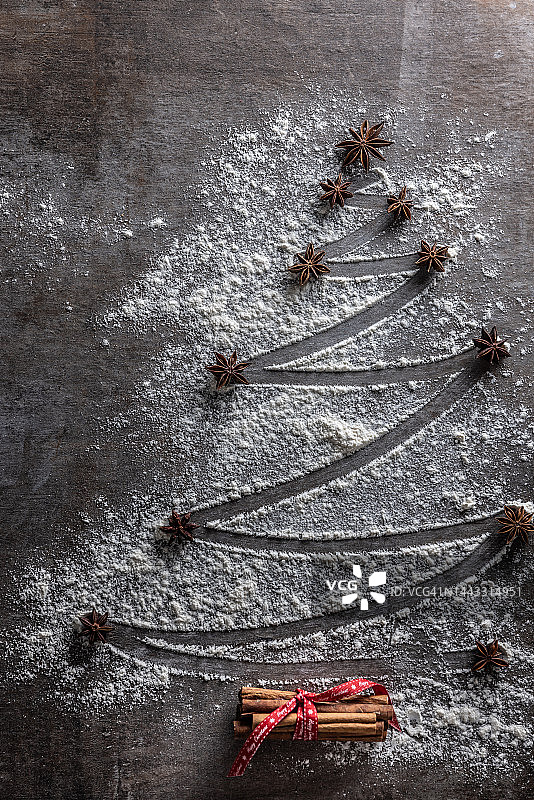 面粉、肉桂和八角制成的圣诞树 - 顶部视图图片素材