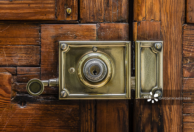 老式黄铜门锁特写图片素材