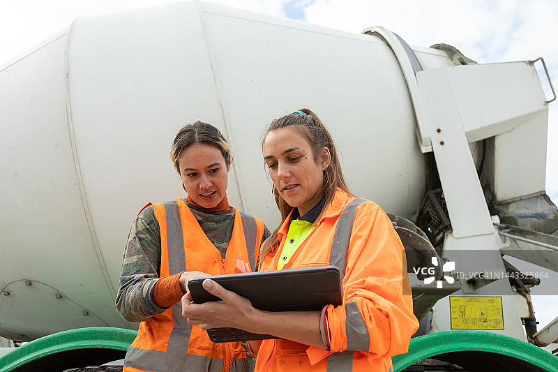 两位女同事在现场交谈图片素材