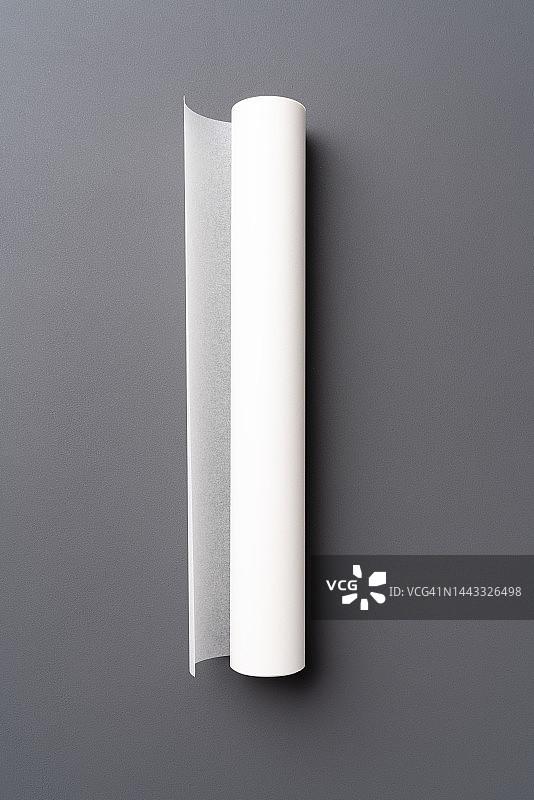 灰色背景上的烘焙纸卷图片素材