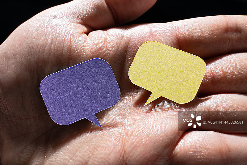 手掌中的两个聊天气泡图片素材