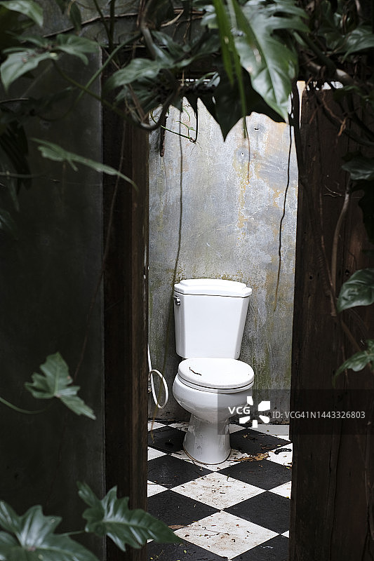 透过敞开的门看到的马桶座圈的正面视图图片素材