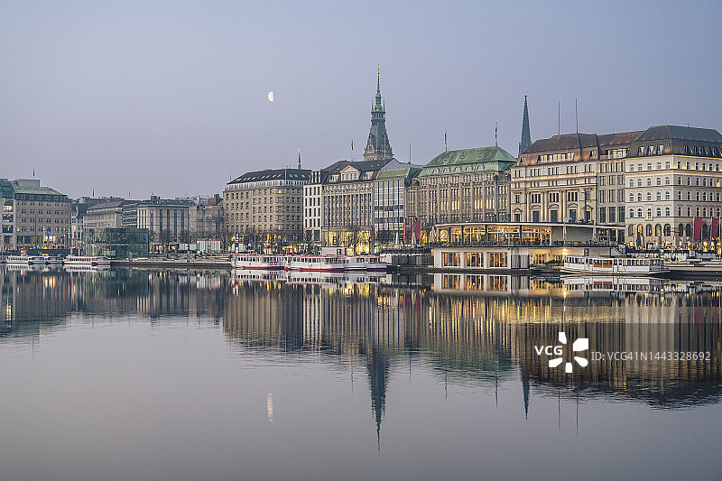 德国汉堡：黄昏时分的内阿尔斯特湖及周边建筑图片素材