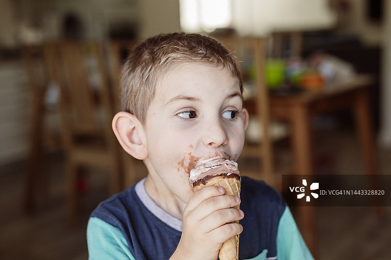 在家吃冰淇淋的男孩图片素材