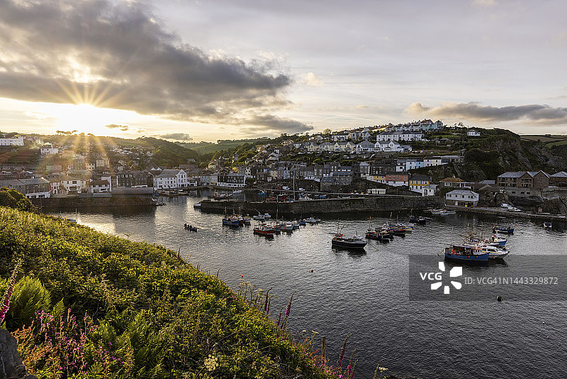 英国梅瓦吉塞：海湾和周边村庄的日落景色图片素材