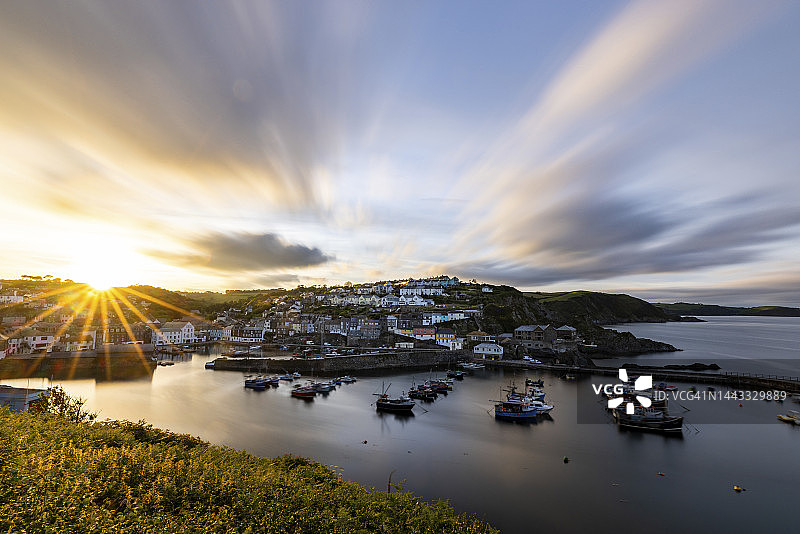 英国梅瓦吉塞：海湾和周边村庄的日落景色图片素材