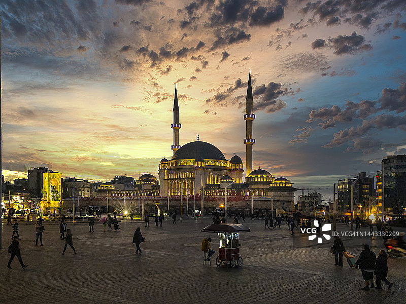 塔克西姆清真寺和塔克西姆广场日落黄昏景色图片素材