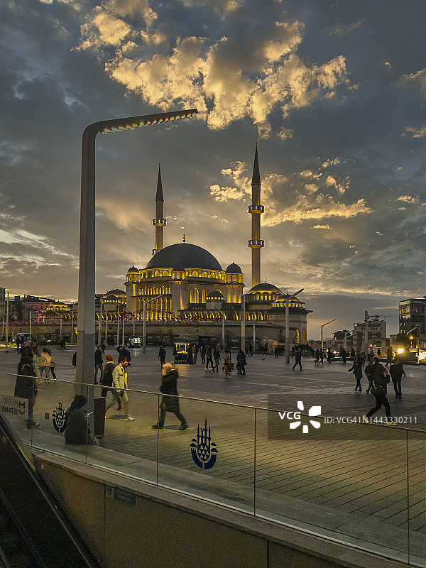 塔克西姆清真寺和塔克西姆广场日落黄昏景色图片素材