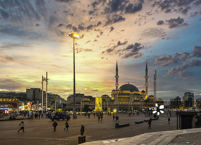 塔克西姆清真寺和塔克西姆广场日落黄昏景色图片素材