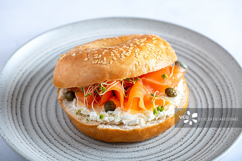 奶油奶酪三文鱼贝果图片素材