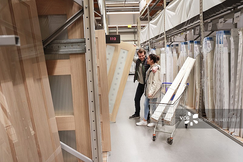 情侣购买门图片素材