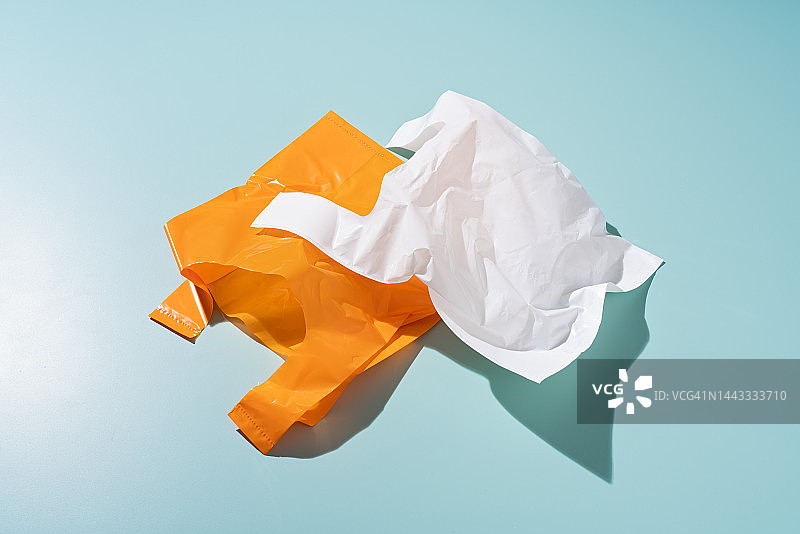 蓝色背景上的两个塑料袋图片素材