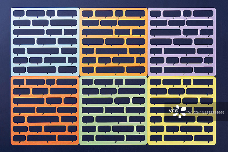 排列在彩色纸板上的对话气泡组图片素材