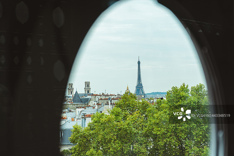 圆形取景框中的埃菲尔铁塔图片素材