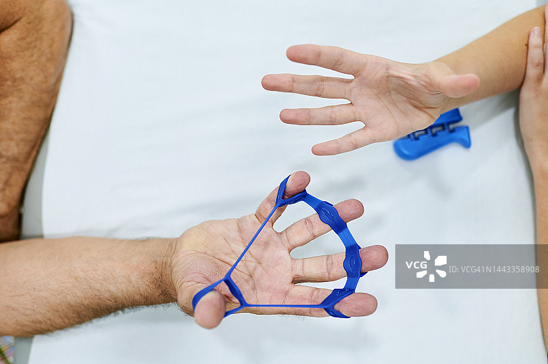 脊椎按摩师为老年男性做手指运动图片素材