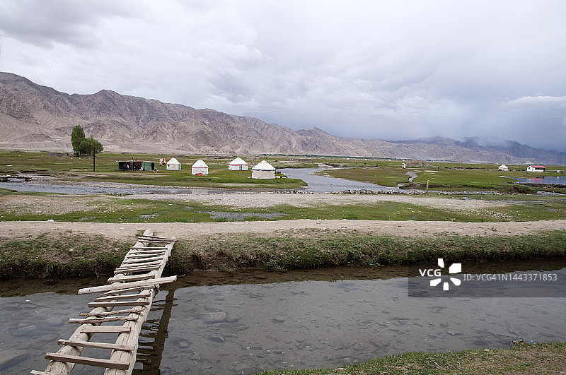 中国新疆塔什库尔干的木桥和塔吉克毡房图片素材