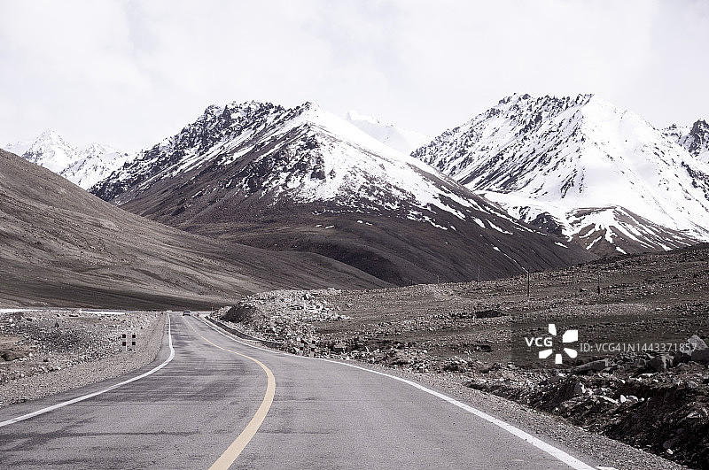 通往塔什库尔干和雪山的道路图片素材