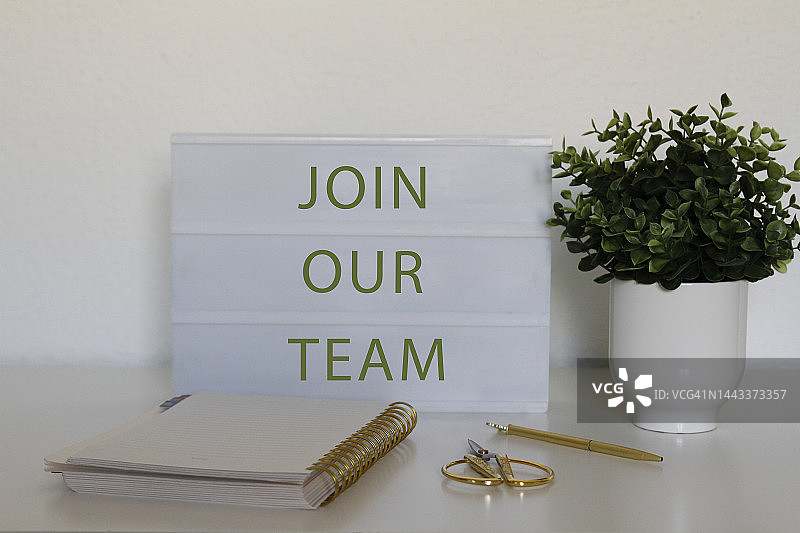 办公桌灯箱上的加入我们团队信息图片素材