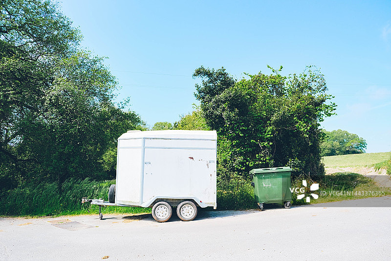 马拖车和垃圾箱图片素材