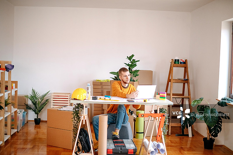 快乐的大学生在家里学习图片素材